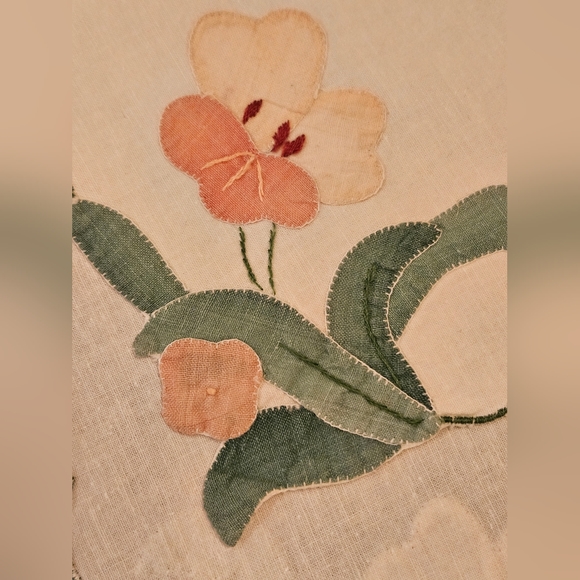 Set of Vintage Hand Embroidered Table Square PLUS 4 Napkins - Picture 7 of 7